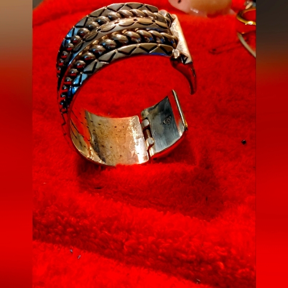 Brighton Silvertone heart design pattern size 7 Cuff Bracelet. - Picture 5 of 7